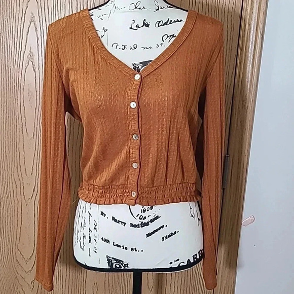 self-e Tops - Self-e shell button long sleeved textured fall crop top
